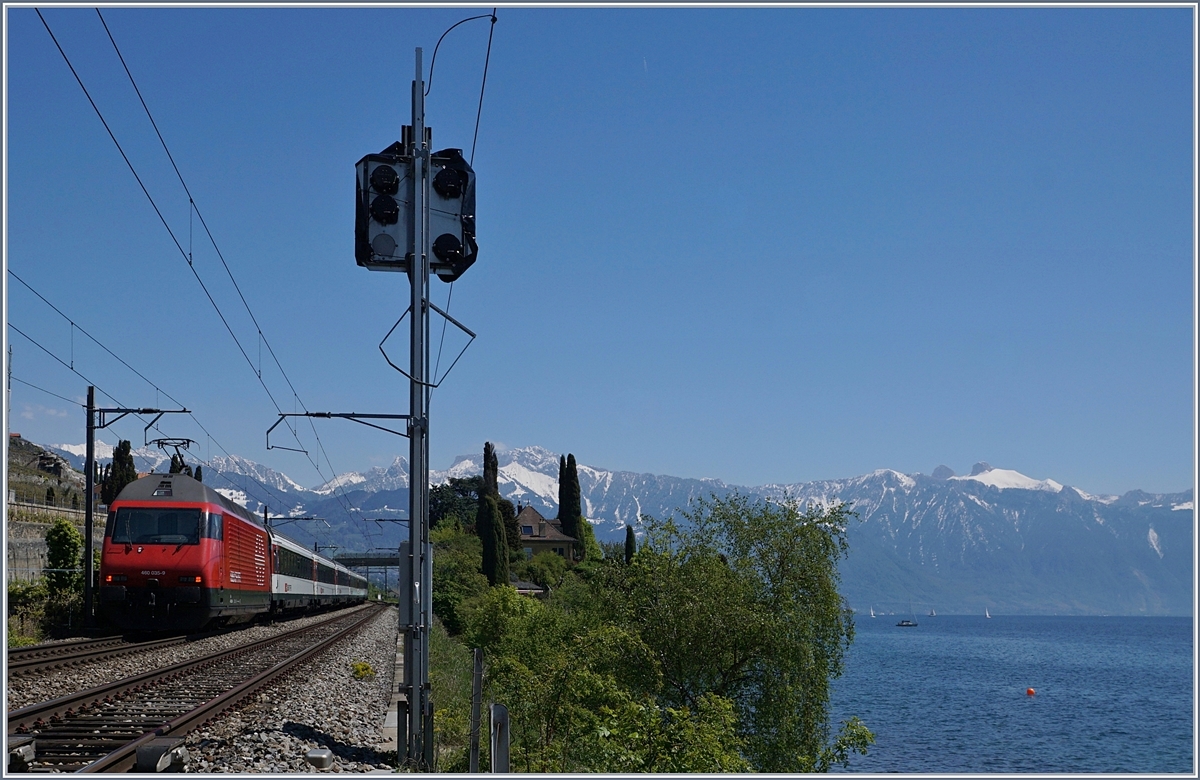 Alle durch den ETCS Betrieb nicht mehr benötigten Signale zwischen Villeneuve und Pully wurden sehr rasch entfernt, bis auf dieses Vorsignal (und sein zugehöriges Einfahrsignal) von Rivaz; so steht es nun abgedeckt und erinnert an vergangene Zeiten. 
Rechts im Bild ist die Re 460 035-9 mit einem IR nach Brig zu sehen.
29.04.2017