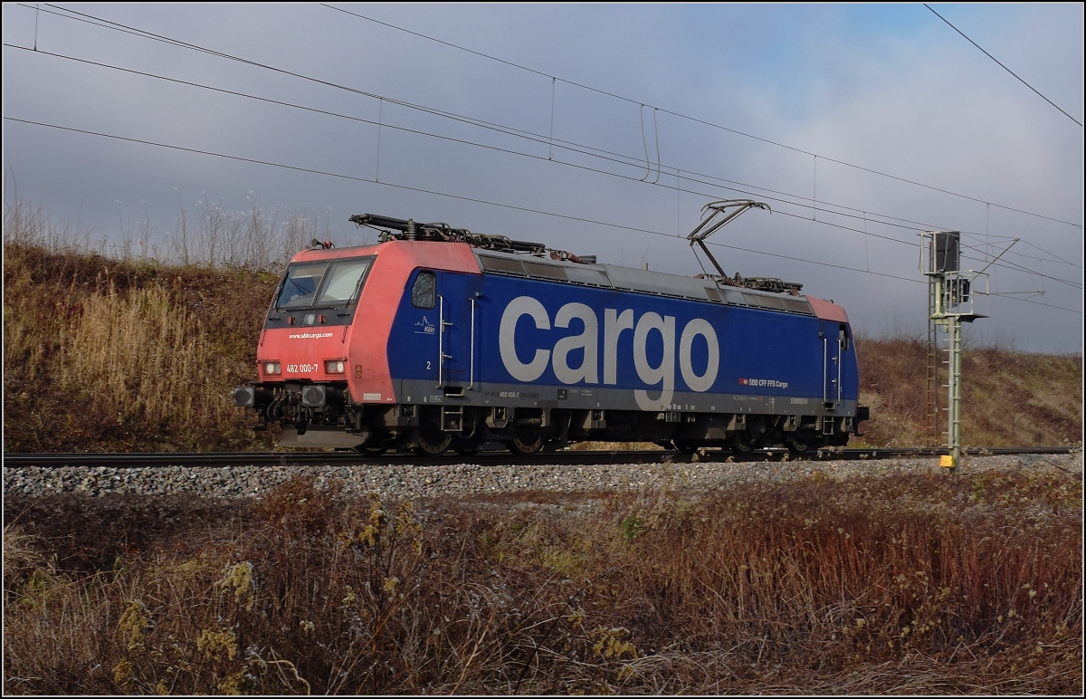 Alleinfahrer Re 482 000 nach Basel. Schliengen, Dezember 2018.