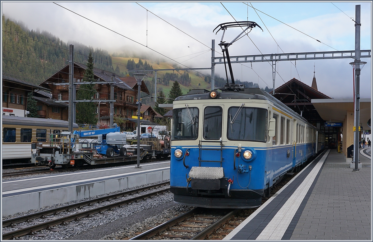 Allen Alpinas zum Trotz konnte auch am 30. Okt noch ein MOB ABDe 8/8 im Planeinsatz bewundert werden. Der ABDe 8/8 4001 SUISSE , mit dem Regionalzug 2210 von Montreux nach Zweisimmen gekommen, ist nur mit dem Regionalzug 2213 für die Rückfahrt nach Montreux bereit. 
30. Okt 2017