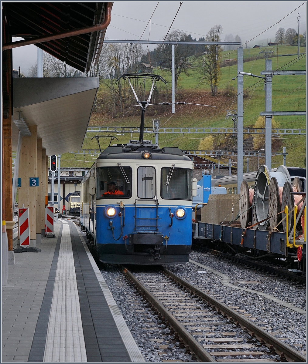 Allen Alpinas zum Trotz konnte auch am 30. Okt noch ein MOB ABDe 8/8 im Planeinsatz bewundert werden. Auf diesem Bild wird der in Zweisimmen aus Montreux eingefahrene Zug 2210 zum Umfahren weggestellt. 
30. Okt 2017