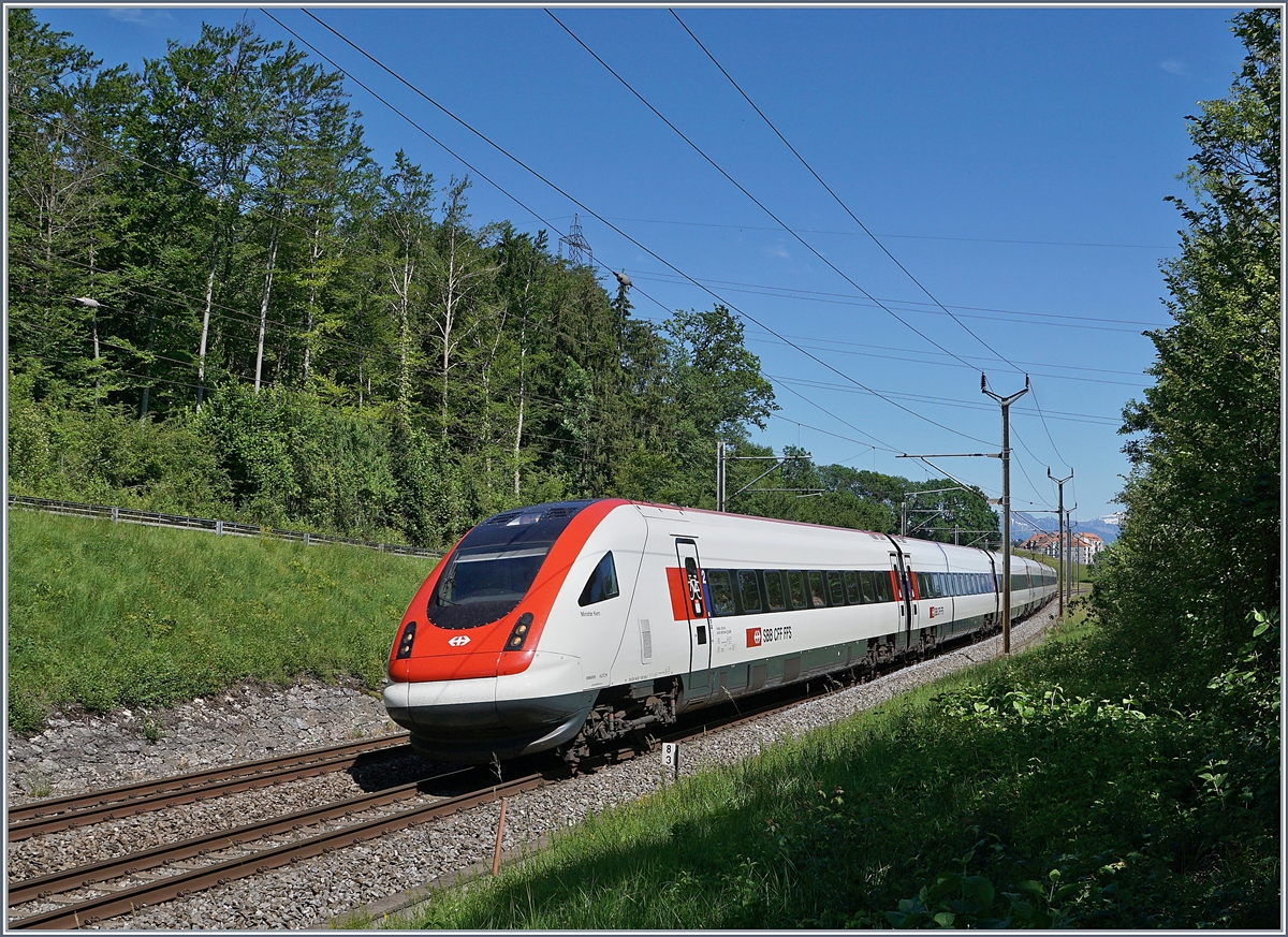 Alltagsbetrieb bei Bussigny: Kurz nach der S5 nach Grandson kommt der ICN von Genève nach Zürich (via Verbindungsstrecke Lausanne-Triage- Bussigny) und wird beim nächsten Halt in Yverdon die Anschlussreisenden der S5 aufnehmen.

8. Juni 2019