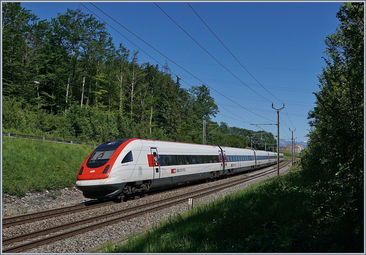 Alltagsbetrieb bei Bussigny: Nach kurzer Zeit erreicht der ICN von St.Gallen nach Lausanne die Fotostelle bei Km 8.2. 

8. Juni 2019