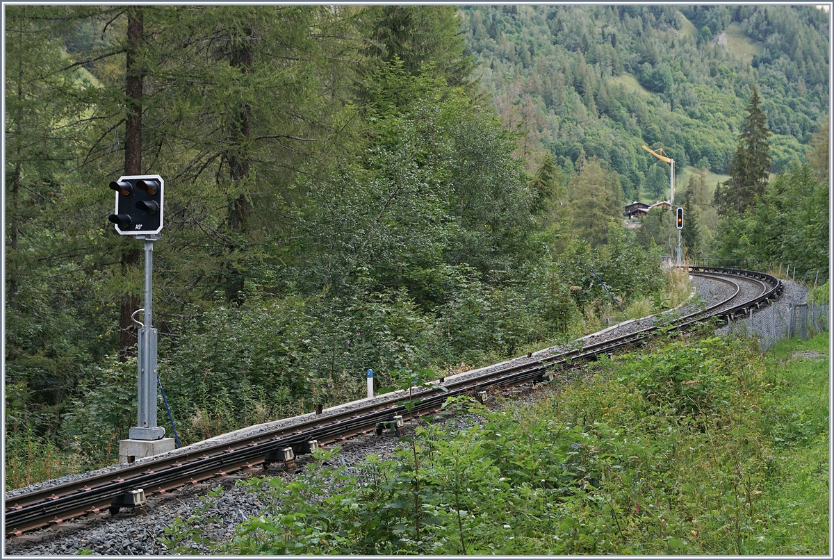 Alpen-Métro (Martigny) - Vallorcine - Chamonix - St-Gervais ist neuerdings mit  Schweizer -Signalen ausgestattet, dies obwohl sie von der SNCF betrieben wird und es z.Z keine durchgehenden Züge Martigny - Vallorcine - St-Gervais gibt. Das Bild das Einfahrvorsignal und das Einfahrsignal von Montroc Le Planet (Seite Chamonix) in der Stellung Halt erwartet bzw. Halt. 

25. August 2020