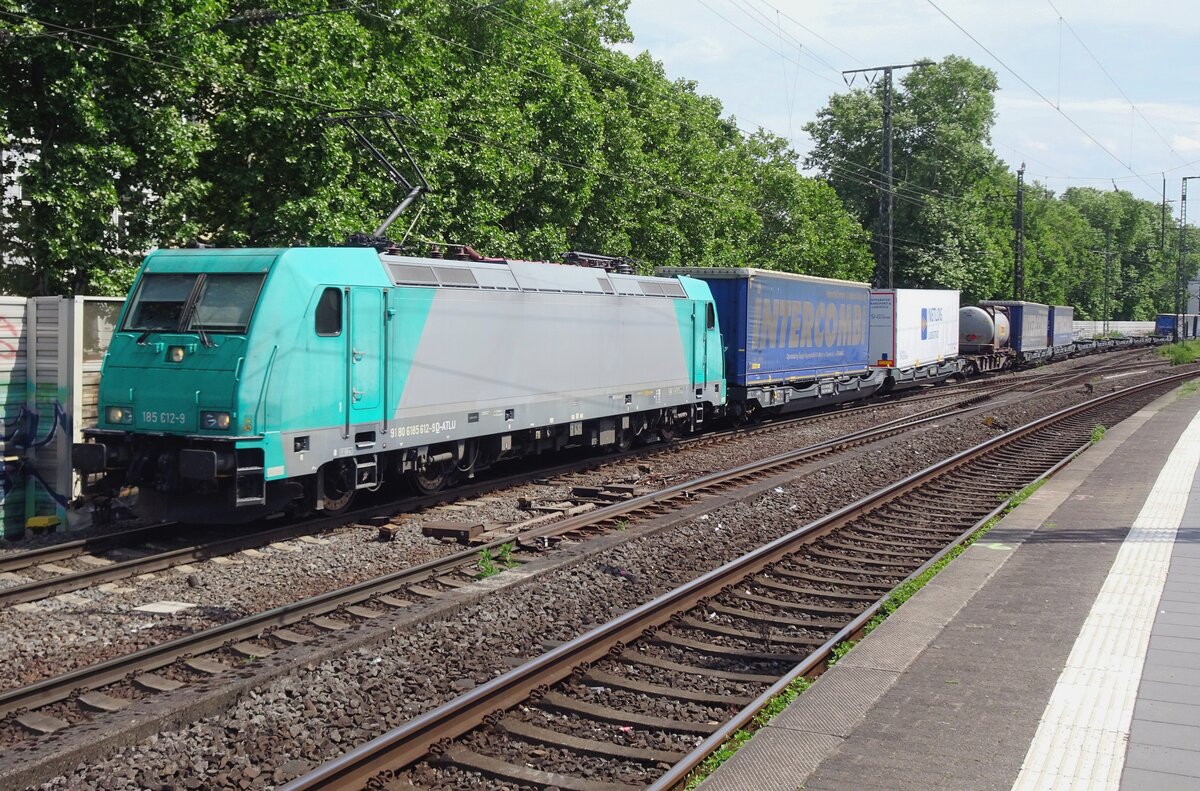 Alpha Trains 185 612 zieht ein KLV durch Köln Süd am Mittag von 19 Mai 2022. Eine Stünde später wird innerhalb von eine Minute das wetter ganz unruhig mit regen, Hagel und Gewitter.