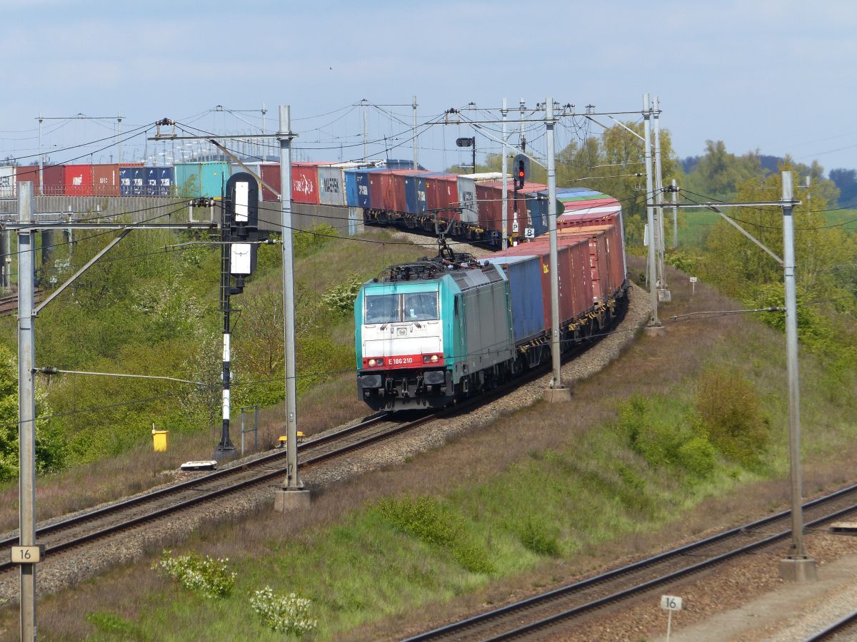 Alpha Trains TRAXX Lokomotive 186 210 (91 88 7186 210-1 B-ATLU) vermietet an Rail Force One. Dirk de Botsdijk, Moerdijk 07-05-2021.

Rail Force One TRAXX locomotief 186 210 (91 88 7186 210-1 B-ATLU) gehuurd van Alpha Trains. Dirk de Botsdijk, Moerdijk 07-05-2021.