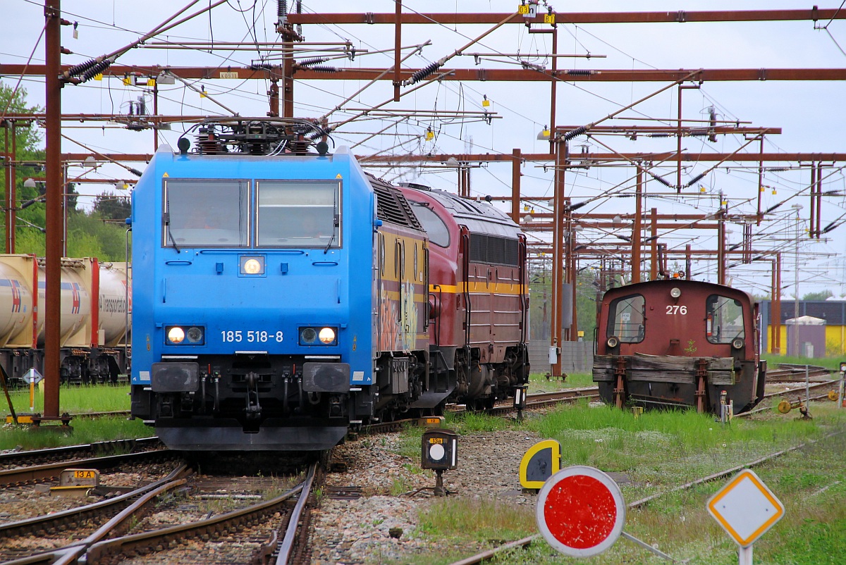 AlphaTrains/TXL 91 80 6 185 518-8(Unt/LDX/18.09.13)wird hier von zwei Dieselloks in Padborg in den Abstellbereich rangiert, kurz zuvor brachte die Lok den im Hintergrund zu sehenden Zement-Express aus Deuna nach Dänemark. Padborg 02.05.2014