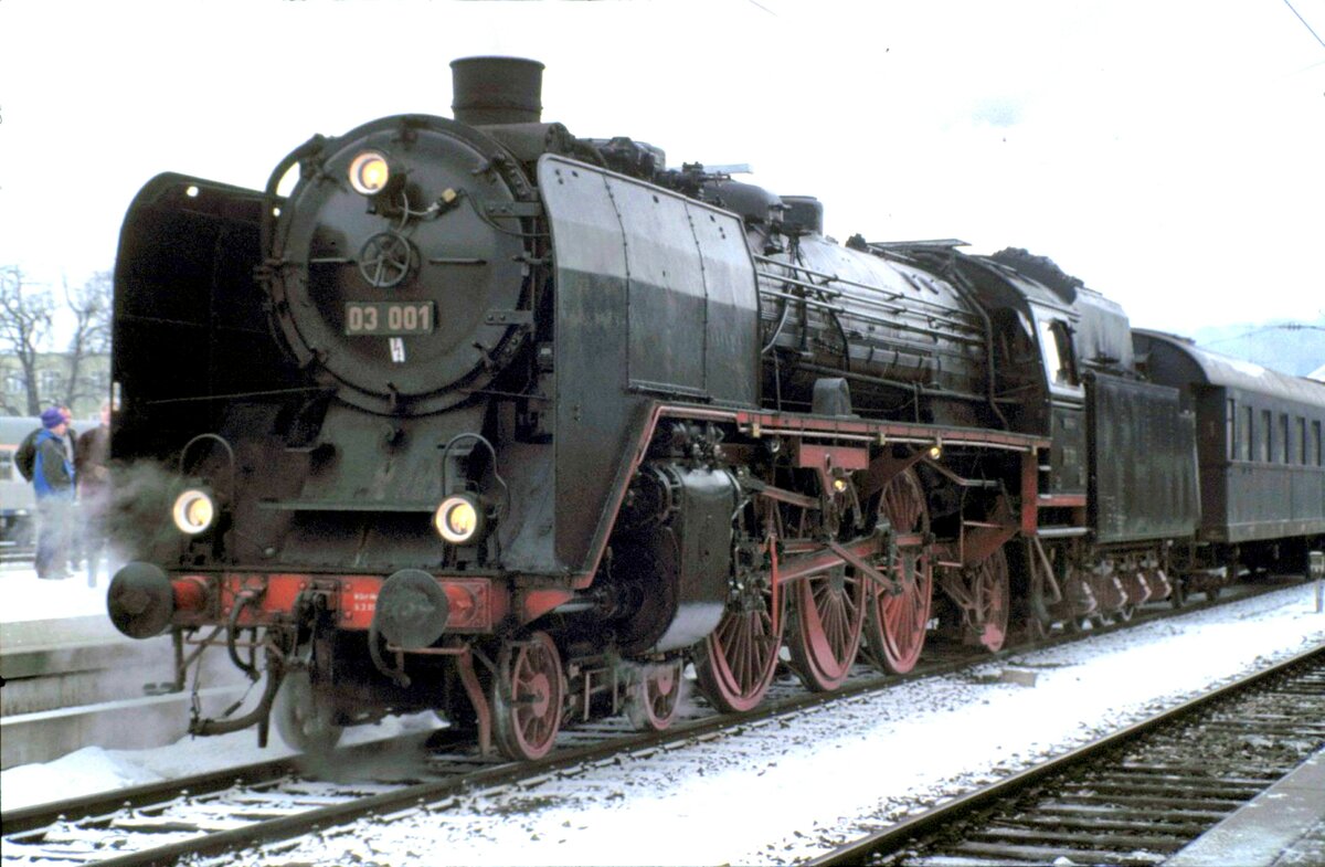 Als die 03 001 noch in Betrieb war, in Ulm im März 1993. (Diascan).