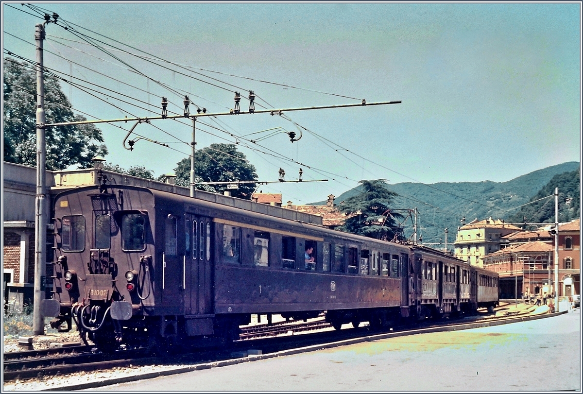 Als Ergänzung zu Armins Bildern von Como FNM / Como Lago: 
Ein damals typischer FNM Triebwagenzug mit Steuerwagen - Moterwagen und Steuerwagen verlässt die Station Como FNM. 

11. Juni 1985