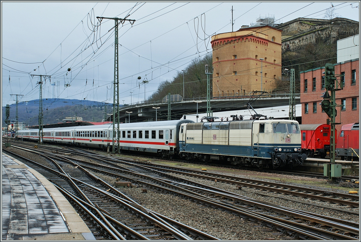 Als (farbliche) Ergnzung zu den schnen, bereits hier zu sehenden 181 Bildern: Die DB 181 211-4  Lorraine  mit einem IC nach Luxembourg in Koblenz Hbf.
20. Mrz 2010