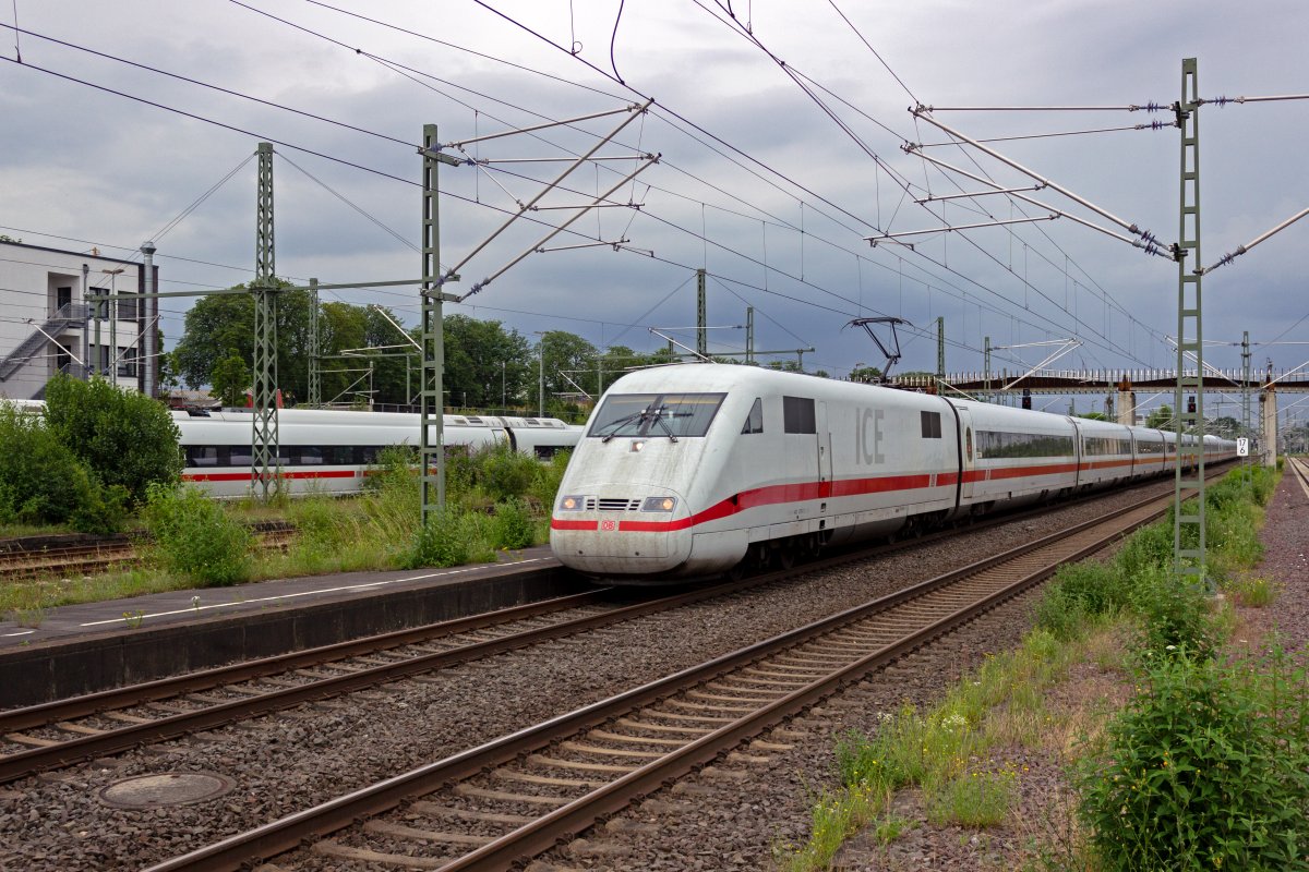 Als ICE von Frankfurt nach Hamburg durchf�hrt 401 075 durch Opladen, w�hrend im Hintergrund eine 407-Garnitur auf neue Eins�tze wartet.