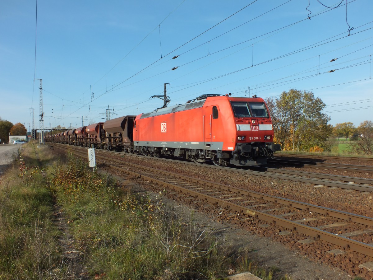 Als diese Lok gebaut wurde ahnte oder wollte man wohl noch nicht wahrhaben, wie viele es mal werden w�rden: 185 001 durchf�hrt am 22.10.13 Saarmund.