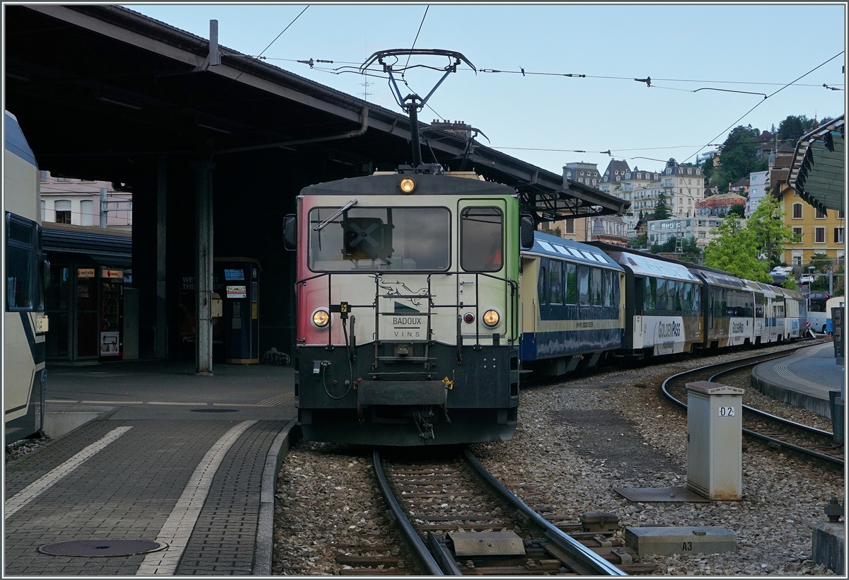 Als Nachtrag zur Fotoserie  40 Jahre Panoramawagen  zeigt dieses Bild gleich hinter der Lok ein farblichen in den Urspungzustand versetzter MOB Panoramwagen im GoldenPass Panoramic 2112 kurz vor der Abfahrt in Montreux. 3. Juli 2016