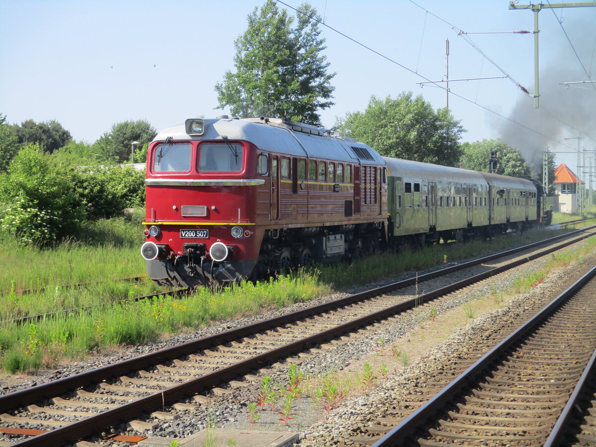 Als planmäßige Schlußlok lief die EBS V200 507,am 14.Juni 2025,von Bergen/Rügen nach Lauterbach Mole mit.