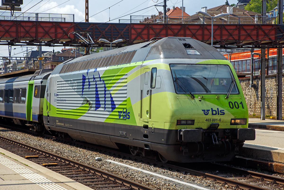 Als Portrait...
Die Re 465 001-6  Simplon/Sempione  (91 85 4465 001-6 CH-BLS) mit Werbung  Mehr durch Zug - 10 Jahre Lötschberg-Basistunnel  der BLS wird am 18.05.2018 mit einem EW III-Pendelzug (RegioExpress Neuchâtel – Bern) im Bahnhof Neuchâtel bereitgestellt.

Die Lok wurde 1994 von der SLM Winterthur unter der Fabriknummer 5638 gebaut, der elektrische Teil ist von ABB. Sie war die erste Re 465.

Die BLS Re 465 ist eine von der BLS Lötschbergbahn beschaffte elektrische, vierachsige Universallokomotive mit Umrichtertechnik. Sie ist eine Variante der Re 460 der SBB und gehört zur Lok-2000-Familie. Der Unterschied zur SBB Re 460 ist die Umrichteranlage. Im Gegensatz zur Re 460, die mit einem Umrichter pro Drehgestell ausgerüstet ist, verfügt die BLS Re 465 über einen Umrichter pro Radsatz. Somit lässt sich eine schleudernde Achse schneller und effektiver wieder in normalen Lauf bringen. Zudem besitzt die Re 465 sechspolige Asynchron-Fahrmotoren (Re 460: vierpolige Asynchronmotoren). Dadurch hat die Re 465 eine um 300 kW höhere Dauerleistung von insgesamt 6.270 kW (Stundenleistung von 7.000 kW) gegenüber der Re 460. Zudem ist die Re 465 mit der Vielfachsteuerung des Systems IIId und mit Übergangskabel BLS/BBC ausgerüstet.  Dies erlaubt die Vielfachsteuerung zum Beispiel mit Re 4/4II, Re 4/4III, Re 6/6, Re 425 oder Ae 415. Die Radsätze im Drehgestell stellen sich radial zum Gleisbogen ein.

Die Re 460 und die Re 465 sind erfolgreiche Konstruktionen. Dank ihnen gewann das schweizerische Konsortium SLM/ABB Ausschreibungen von Hochleistungslokomotiven in Norwegen (NSB El 18), Finnland (VR Baureihe Sr2) und Hongkong (KCRC TLN/TLS).

TECHNISCHE DATEN:
Spurweite:  1.435 mm (Normalspur)
Achsformel:  Bo’Bo’
Länge über Puffer:  18.500 mm
Höhe:  4.540 mm
Breite:  3.000 mm
Dienstmasse:  84 t
Zugelassene Höchstgeschwindigkeit:  160 km/h
Stundenleistung:  7.000 kW
Dauerleistung:  6.400 kW
Anfahrzugkraft:  300 kN
Treibraddurchmesser:  1.100 mm
Stromsystem:  Wechselstrom 15 kV 16,7 Hz

