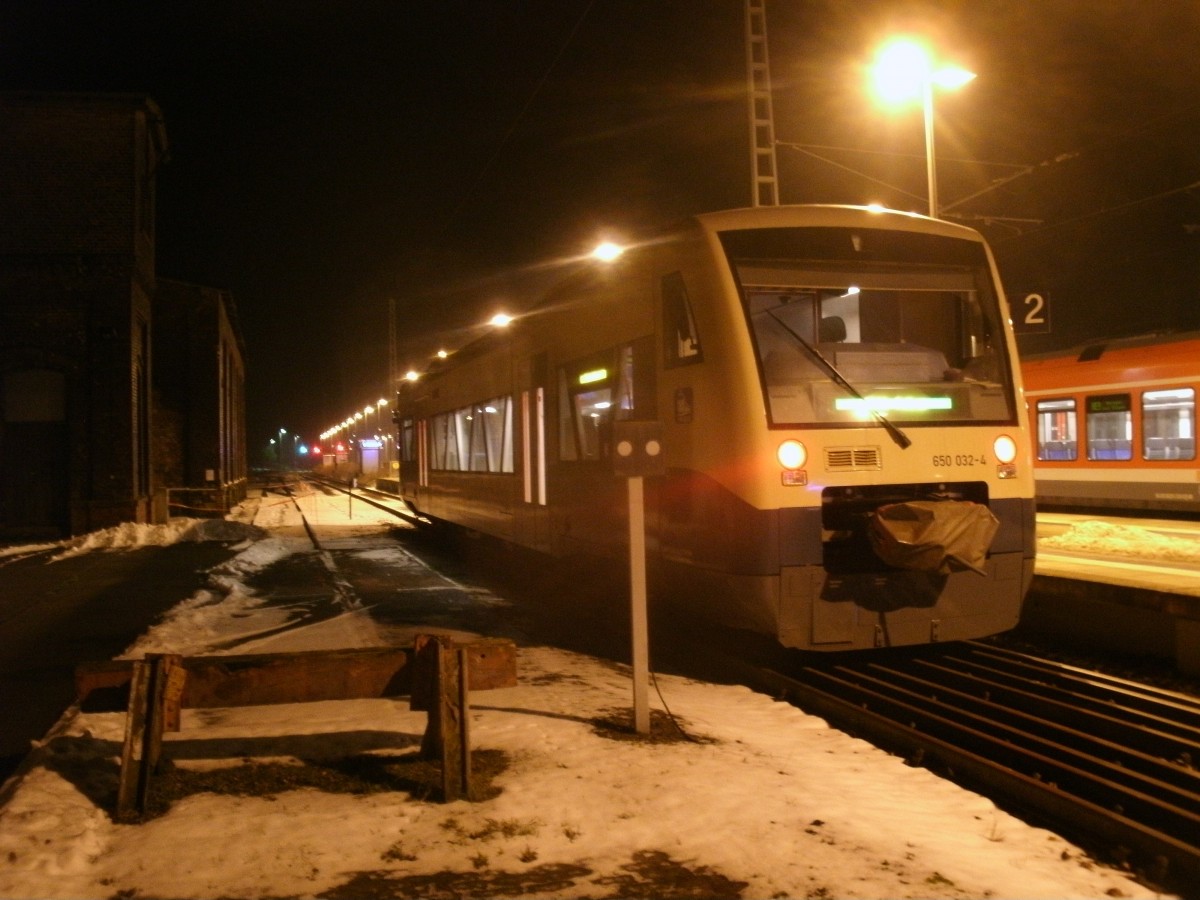 Als PRE 81287 nach Putbus verließ der PRESS VT650 032-4,am 02.Februar 2014,Bergen/Rügen um 19:40 Uhr.