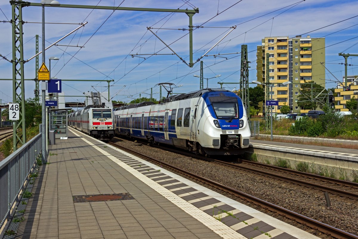 Als RB48 nach Wuppertal-Oberbarmen steht 9442 156 am 30.07.22 im Bahnhof von Opladen, w�hrend in der Gegenrichtung 146 566 mit einem InterCity nach K�ln durch den Bahnhof f�hrt.