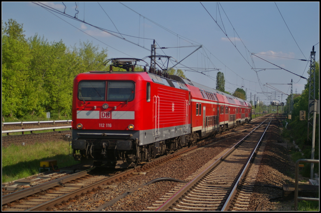 Als RE3 Eberswalde fuhr am 11.05.2017 DB Regio 112 116-9 durch den Bahnhof Berlin-Hohensch�nhausen