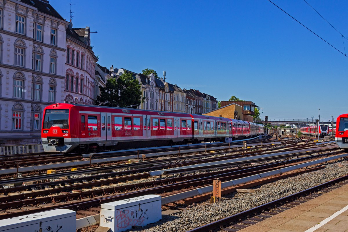 Als S1 in Richtung Hamburg Flughafen, bzw. Poppenb�ttel fahren 474 015 und 474 025 gerade die Rampe zum Bahnhof Hamburg-Altona hinunter.