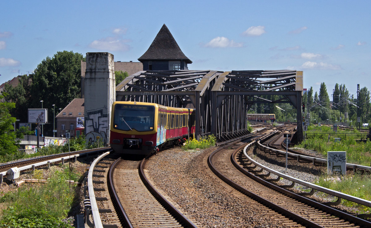 Als S45 ist diese Leerfahrt beschildert, die hinter dem Bahnhof Treptower Park in Richtung Schneweide abbiegen wird.