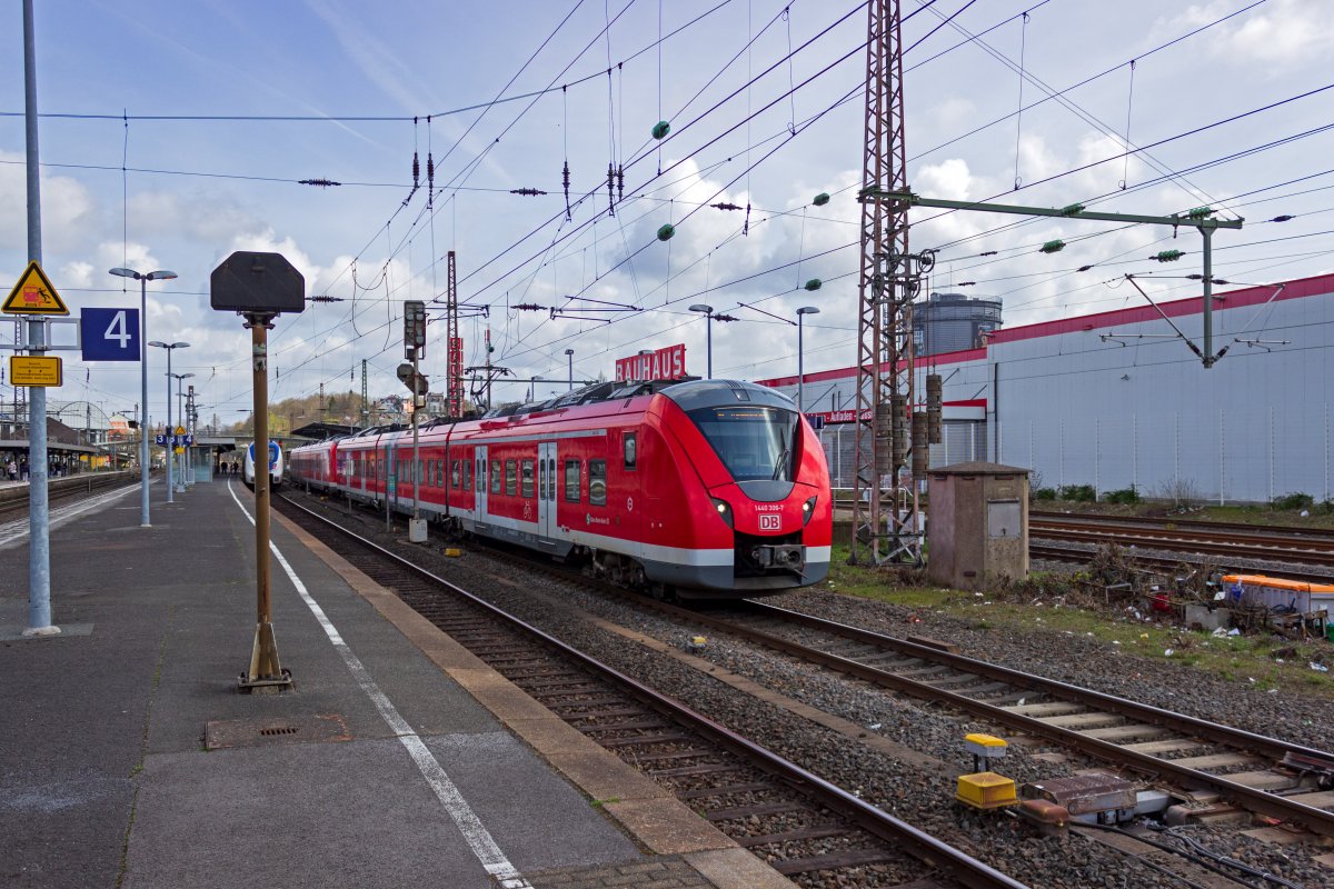 Als S8 nach M�nchengladbach verl�sst 1440 306 zusammen mit einem weiteren 1440 am 03.04.21 Wuppertal-Oberbarmen.