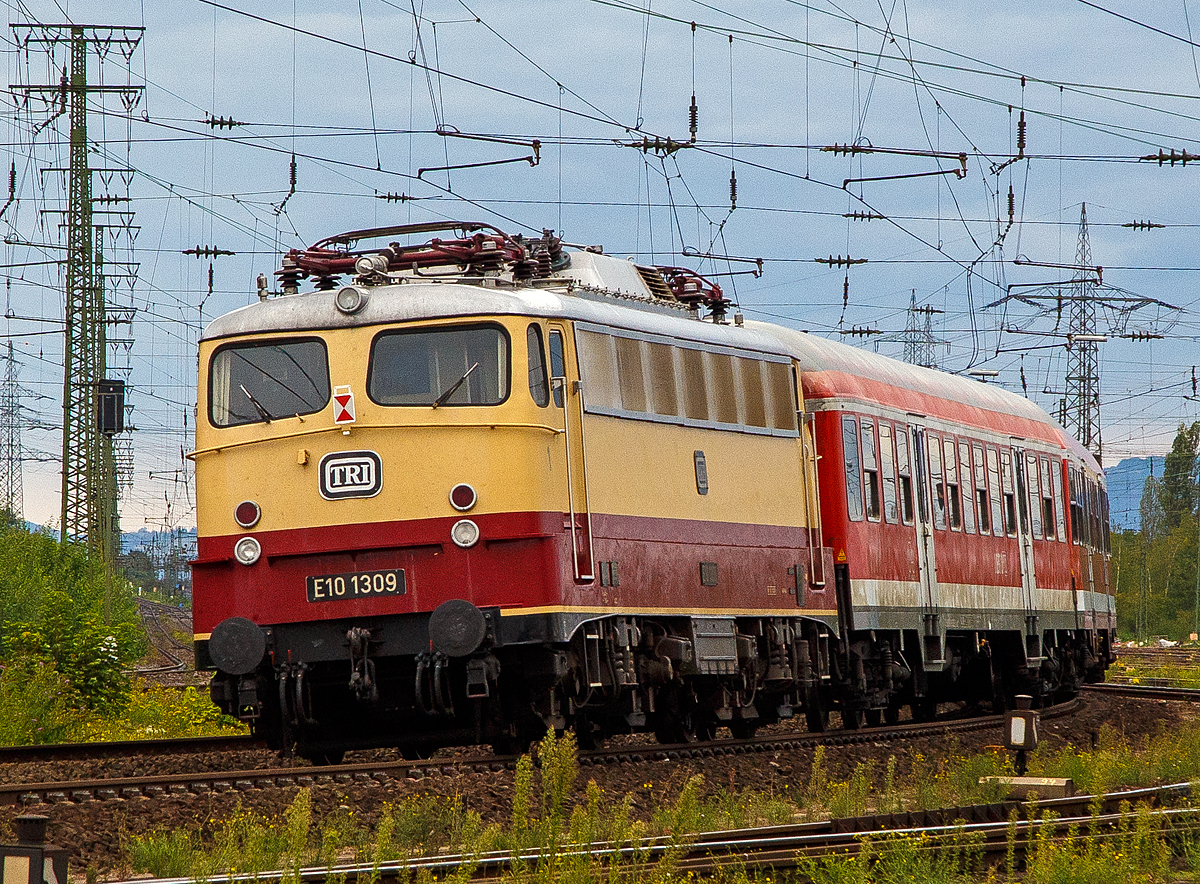 Als Schlußläufer an einem TRI Personenzug am 04.09.2020 durch Koblenz-Lützel in Richtung Köln, die AKE / TRI E10 1309 (91 80 6113 309-9 D-TRAIN) der Train Rental International GmbH.

Die Lok, eine sogenannte „Bügelfalten“ E10.12 mit Henschel-Schnellfahrdrehgestellen für dem TEE Rheingold bzw. TEE Rheinpfeil, wurde 1963 von Krauss-Maffei in München-Allach unter der Fabriknummer 19014 gebaut (der elektrische Teil ist von Siemens) und an die Deutschen Bundesbahn als E10 1309 in kobaldblau/beige geliefert. Mit der Einführung des EDV-gerechte Nummernsystems erfolgte zum 01.01.1968 die Umzeichnung in DB 112 309-0. Nach der deutschen Wiedervereinigung und dem darauffolgenden Vereinigung der beiden deutschen Staatsbahnen (DB und DR) wurde sie zum 01.01.1991 in DB 113 309-9 umgezeichnet und fuhr so bis zur Ausmusterung und Verkauf im Jahr 2014.