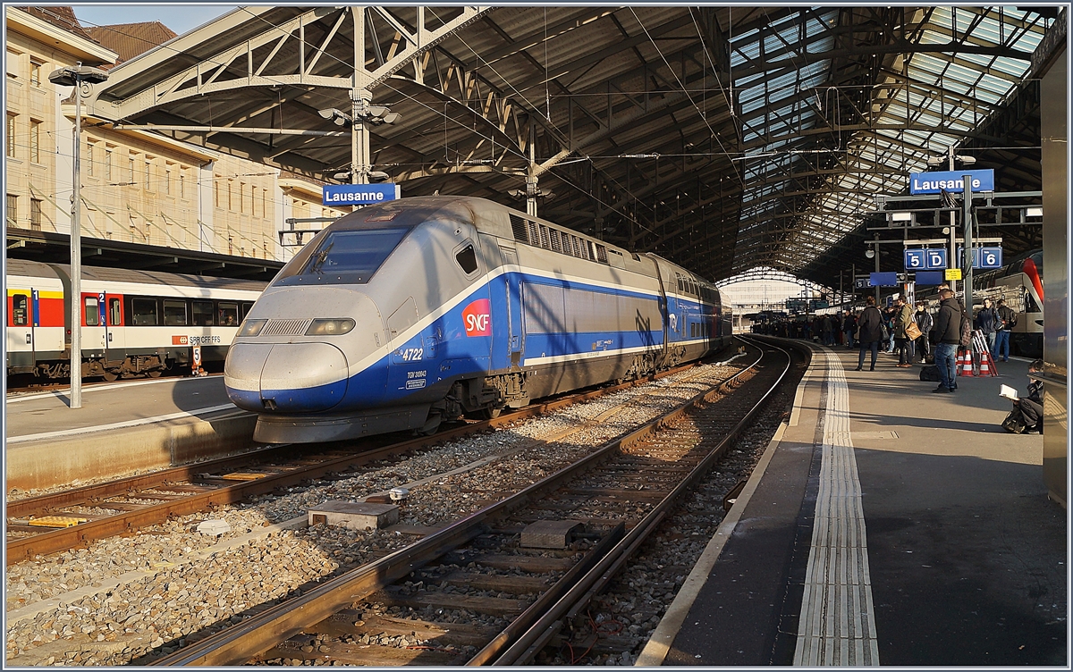 Als TGV Lyria Zugspaar 9773/9778 von Paris nach Lausanne (via Genève) und Zurück unterwegs, wartet der TGV 4722 mit den Triebköpfen 310043 und 44 in Lausanne auf die baldige Abfahrt Richtung Genève.

26. Feb. 2019 