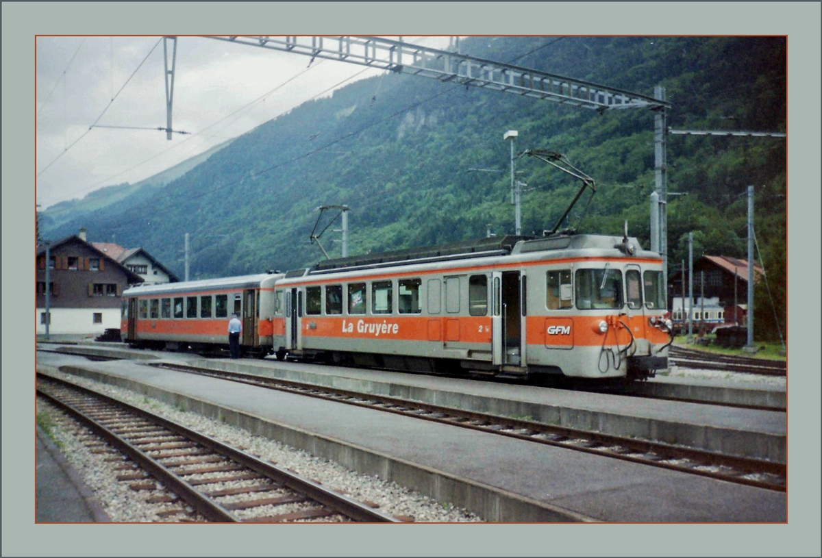 Als die TPF noch GFM hiess: in Monbovon wartet ein GFM Regionazug nach Palèzieux via Bulle  auf Anschlussreisende der MOB aus Zweisimmen und Gstaad.
Sept. 1992 
