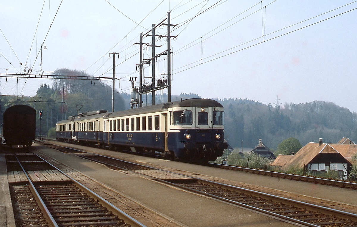 Altbautriebwagen der BLS: 1964 beschaffte die BLS nochmals fünf ABDe 4/8 (751-755), die sich durch eine veränderte Stirnfront von ihren Vorgängern unterschieden. Im Mai 1981 fährt ein Triebwagen aus dieser Serie mit führendem Steuerwagen in Gümmenen ein.