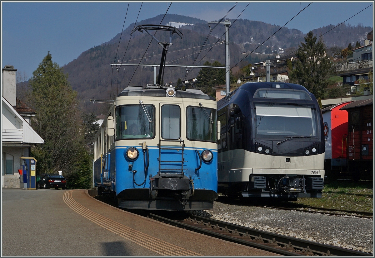 Alte und neue Gesichter bei der MOB: ein ABDe 8/8 (Serie 4000) hlt mit seinem Regionalzug 2224 von Montreux nach Zweisimmen kurz in Fontanivent, daneben steht der MVR SURF (Srie Unifie Romande pour Rseau Ferr mtrique) ABDe 4/8 7503. 13. Mrz 2016
