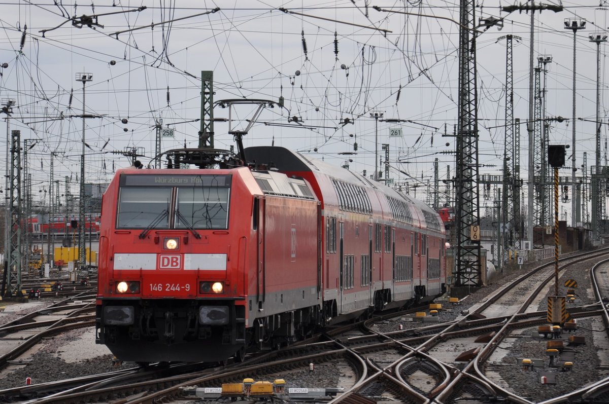 Am 02.04.2018 fuhr der noch damals lokbespannte RE54 in den Frankfurter Hauptbahnhof.
Die 146 244-9 ist jetzt nur noch in Bayern unterwegs. 