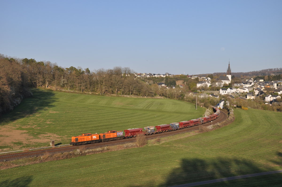 Am 06.04.2020 zogen 203 155-7 und 203 148-2 den DGS 95645 von Marburg (Lahn) nach Koblenz-Lützel und konnten dabei in Villmar vom König-Konrad-Denkmal aufgenommen werden.