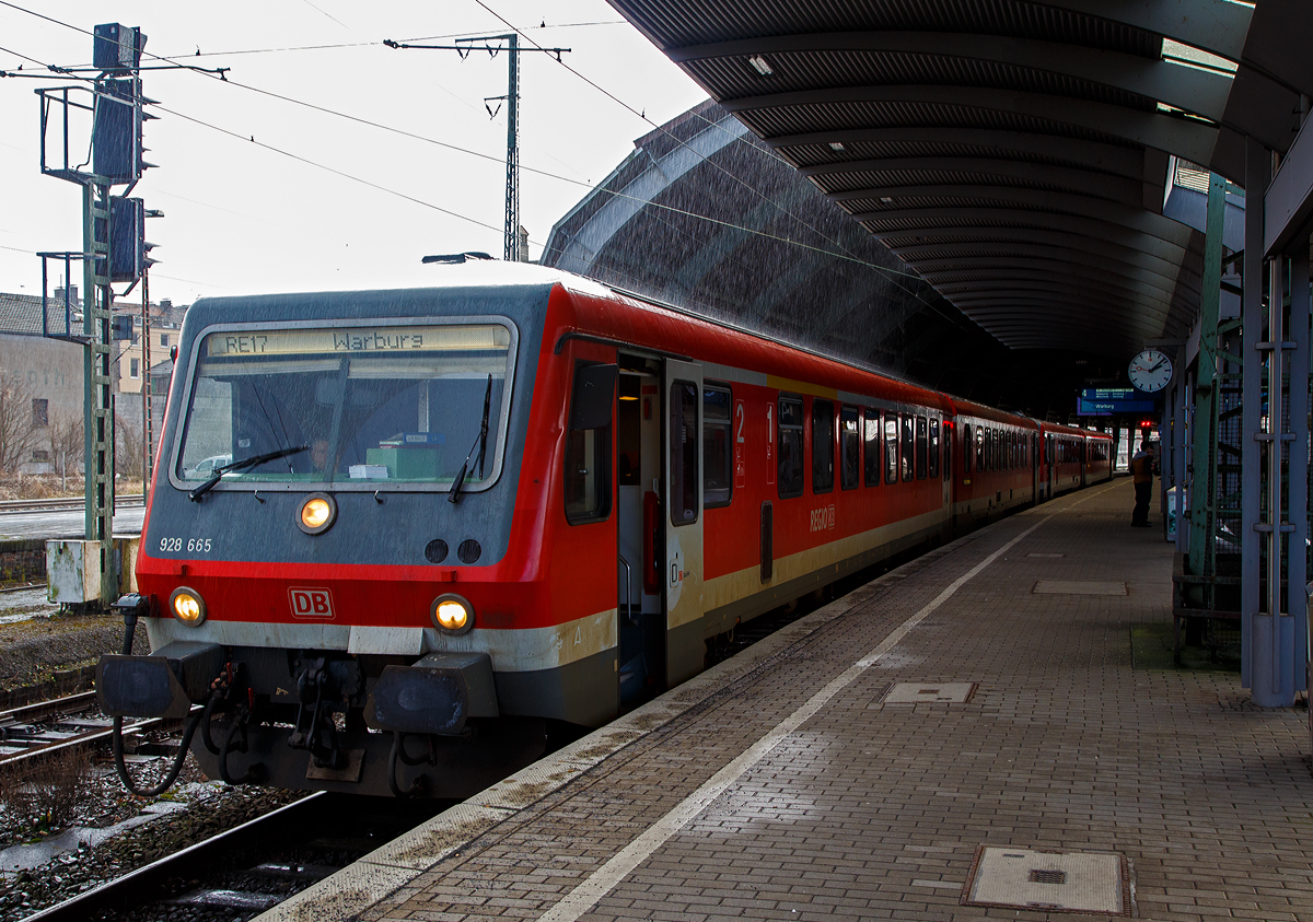 Am 08.02.2016 schttete es in Hagen beim Hbf aus Eimern.....
Zwei gekuppelte zweiteilige Dieseltriebzge der BR 628.4/928.4 der DB Regio NRW stehen, als RE 17 „Sauerland-Express“ nach Warburg, im Hbf Hagen zur Abfahrt bereit. 

Vorne ist es der Dieseltriebzug 628 665/928 665 (95 80 0628 665-1D-DB / 95 80 0928 665-8 D-DB) dieser wurde 1995 von der Linke-Hofmann-Busch GmbH (LHB) in Salzgitter-Watenstedt unter den Fabriknummern VT628-201-1und VS628-201-2 gebaut. Seit Juni 2017ist er z-gestellt und steht im Stillstandsmanagement Karsdorf.

Hinten der Dieseltriebzug 628 660/928 660 (95 80 0628 660-2 D-DB / 95 80 0928 660-9 D-DB) wurde 1995 auch von der Linke-Hofmann-Busch GmbH (LHB) in Salzgitter-Watenstedt unter den Fabriknummern VT628-196-1 und VS628-196-2 gebaut. Nach einem B-Unfall 2017 wurde er im Januar 2021 bei der Fa. Bender in Opladen zerlegt.
