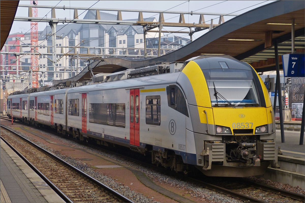 AM 08537 steht am 05.12.2019 im Bahnhof von Luxemburg zur Abfahrt bereit. 