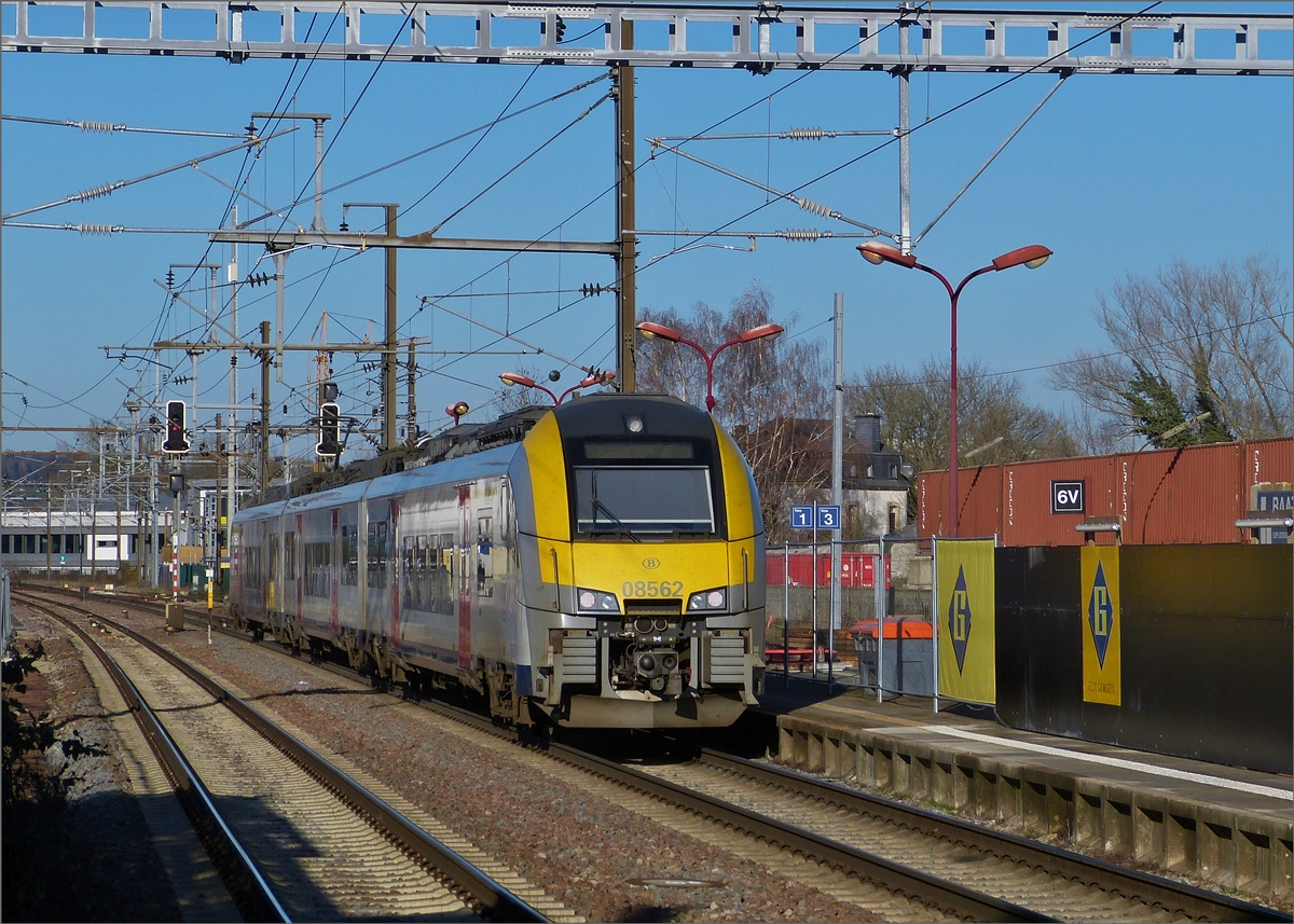 AM 08562 verlässt als Ic 115 mit weißen Rücklichtern den Bahnhof von Mersch in Richtung Ettelbrück. Diese Triebzübe werden ab dem Fahrplanwechsel am 15.12 die Lokbespannten Züge auf dieser Linie ersetzen. 04.12.2019 (Hans)