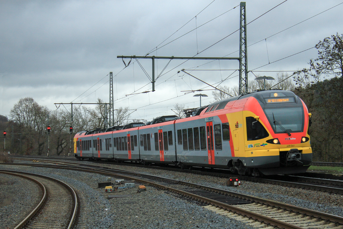 Am 09.12.2018 durchfährt 429 041 (94 80 0429 020-1 D-HEB) der Hessischen Landesbahn Cölbe in Richtung Marburg. Der Zug war als RE98 nach Frankfurt unterwegs, in Giessen vereinigt sich dieser Zugteil dann mit dem RE 99 aus Siegen.