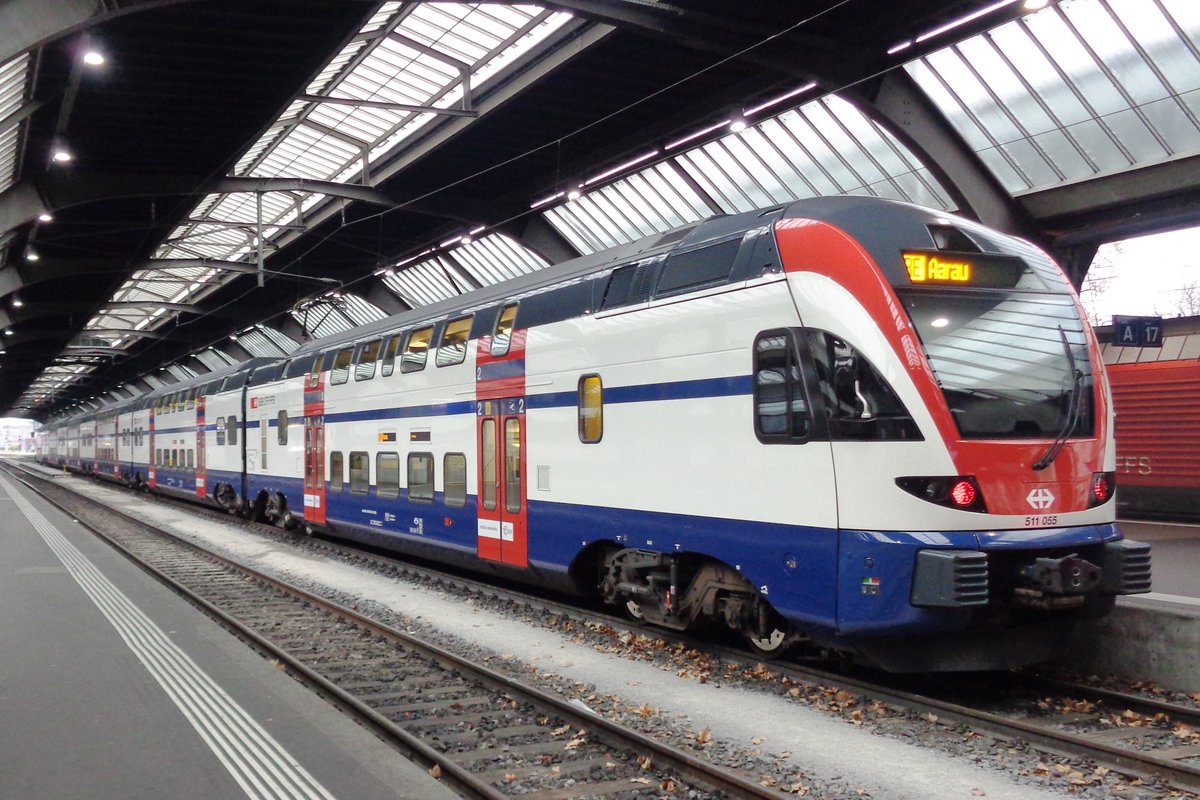 Am 1 Januar 2019 steht 511 065 in Zürich HB. Wo bei SBB Regio 511er die Teilen grau sind, sind diese Teile bei der Zürcher S-Bahn blau. 