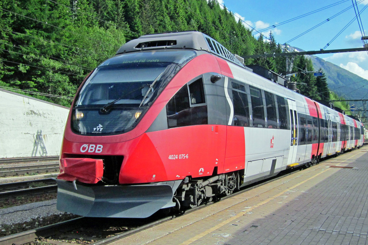 Am 1 Juli 2013 steht ÖBB 4024 075 in Brennero.