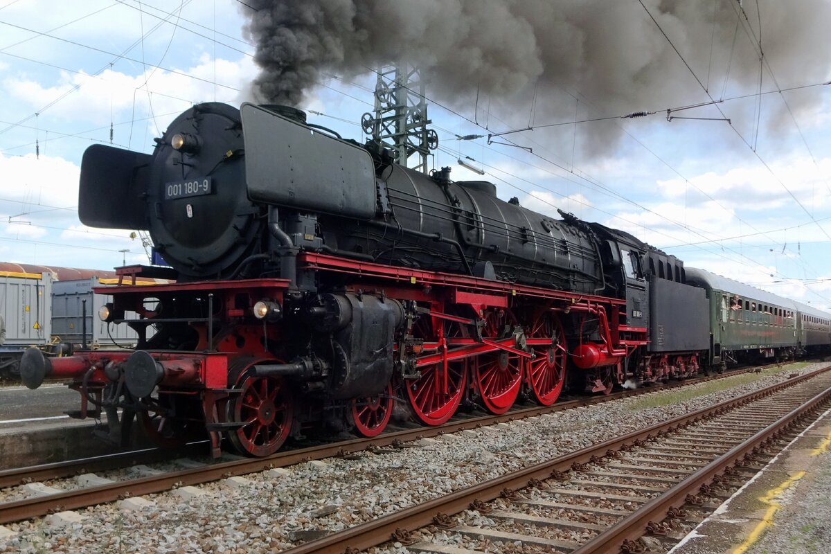 Am 1 Juni 2019 macht 001 180 beim Abfahrt aus Nördlingen kraftig Dampf.