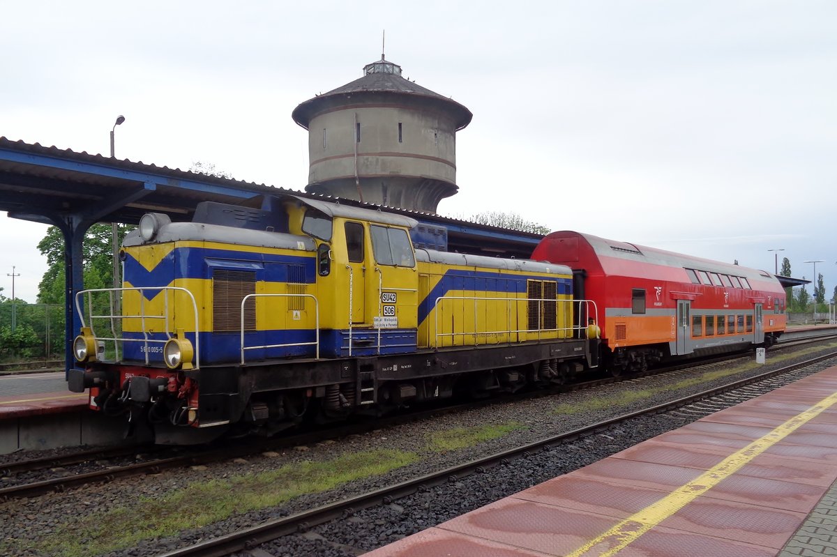 Am 1 Mai 2018 steht SU42-506 mitein Zug(lein)  nach Gorzow in Kosztryn. 