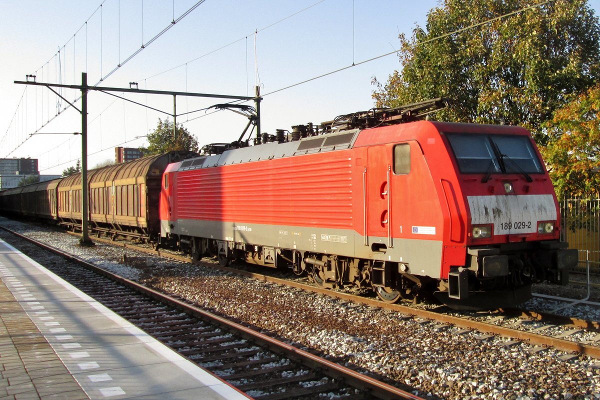Am 1 November 2014 durchfahrt 189 029 Tilburg. 