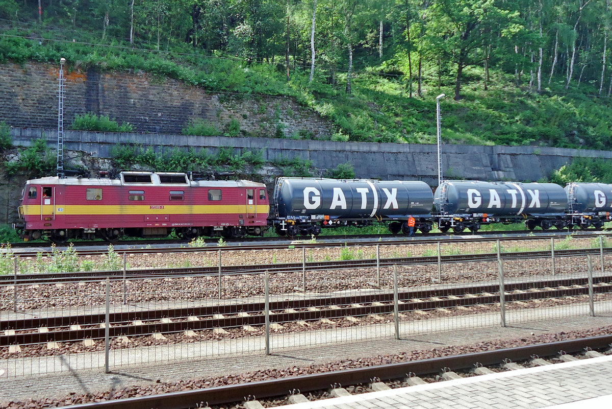 Am 10 April 2018 steht 372 013 mit GATX-Kesselwagen in Bad Schandau.