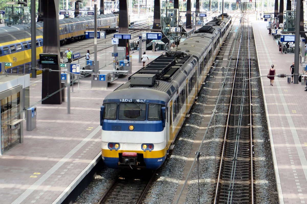 Am 10 Augustus 2020 steht NS 2995 in Rotterdam Centraal.