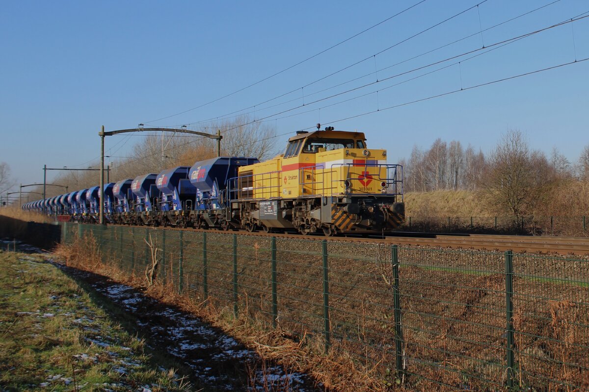 Am 10 Januar 2025 zieht Strukton 303001 'CARIN' ein Schötterzug durch Tilburg Reeshof.