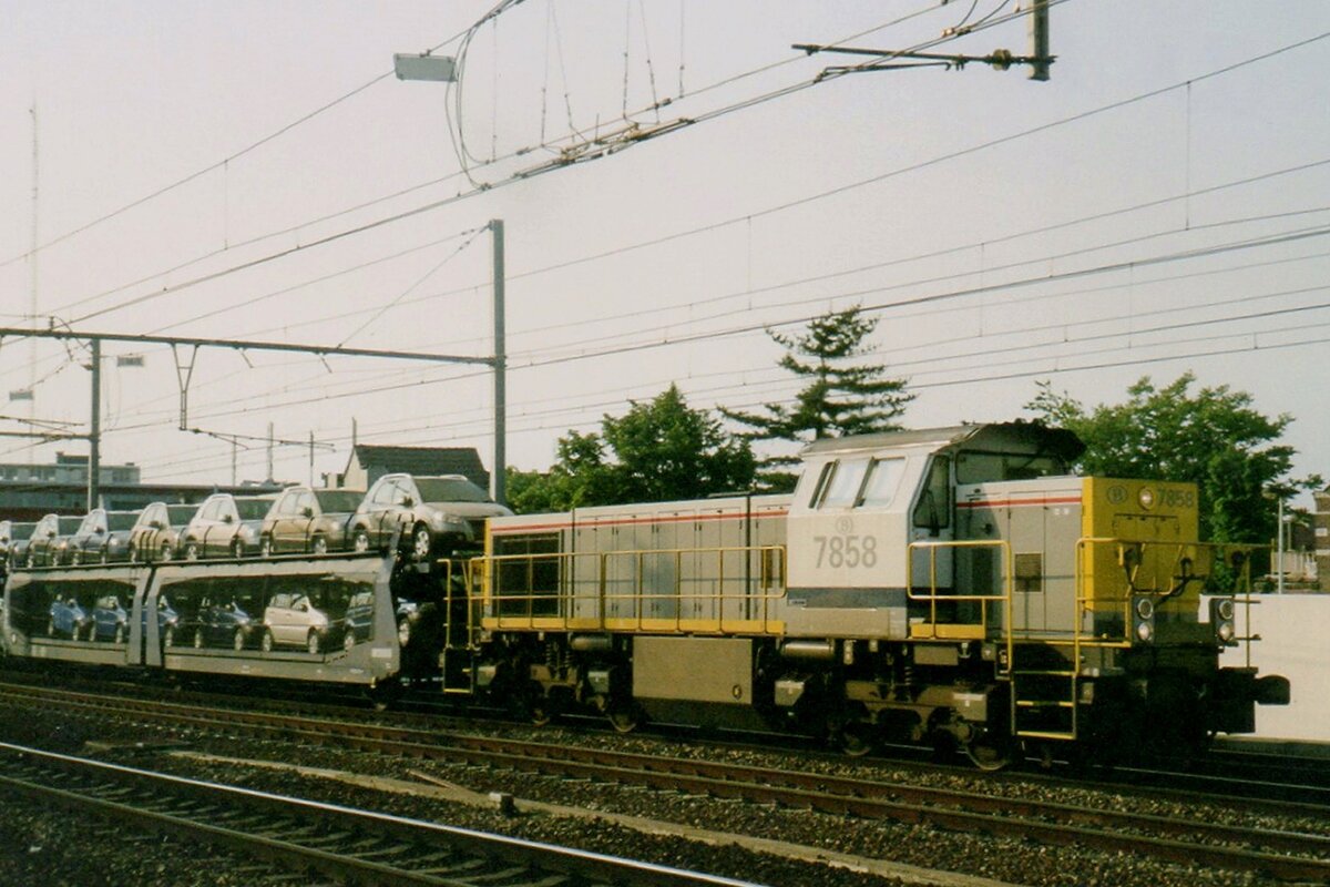 Am 10 Juni 2006 zieht 7858 ein PKW Zug durch Antwerpen-Berchem.