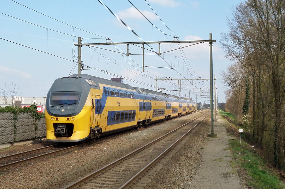 Am 10 Juni 2016 durcheilt NS 8672 Nijmegen-Dukenburg.