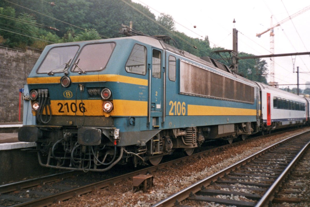 Am 10 September 1999 bekommt 2106 in Lüttich-Guillemins ein Froschblick von der Fotograf.