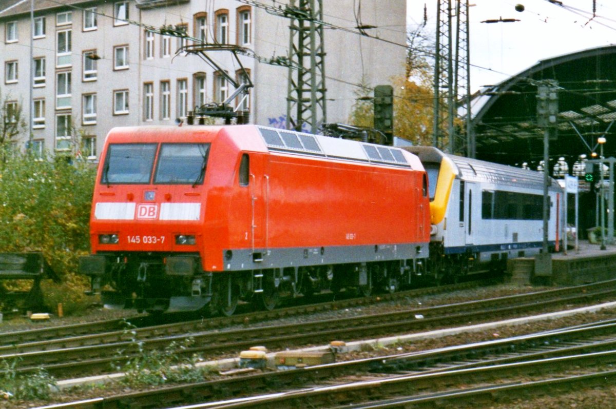 Am 10 September 1999 verlässt 145 033 mit ein belgischen D-Zug Aachen Hbf. 