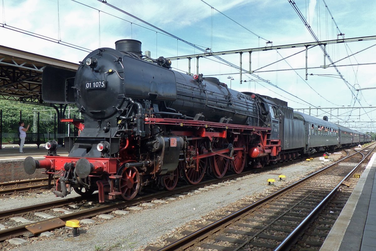 Am 10 September 2016 schiebt 01 1075 ein Sonderzug nach Breda -der Zug wird von 65 018 gezieht. 