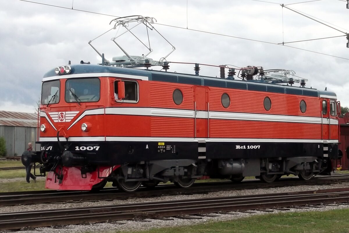 Am 12 September 2015 lauft Rc 1007 um ins Eisenbahnmuseum von Gävle. Hoffen wir, das dieses tolles Eisenbahnmuseum 2022 deren Pförte wieder offnen kann.