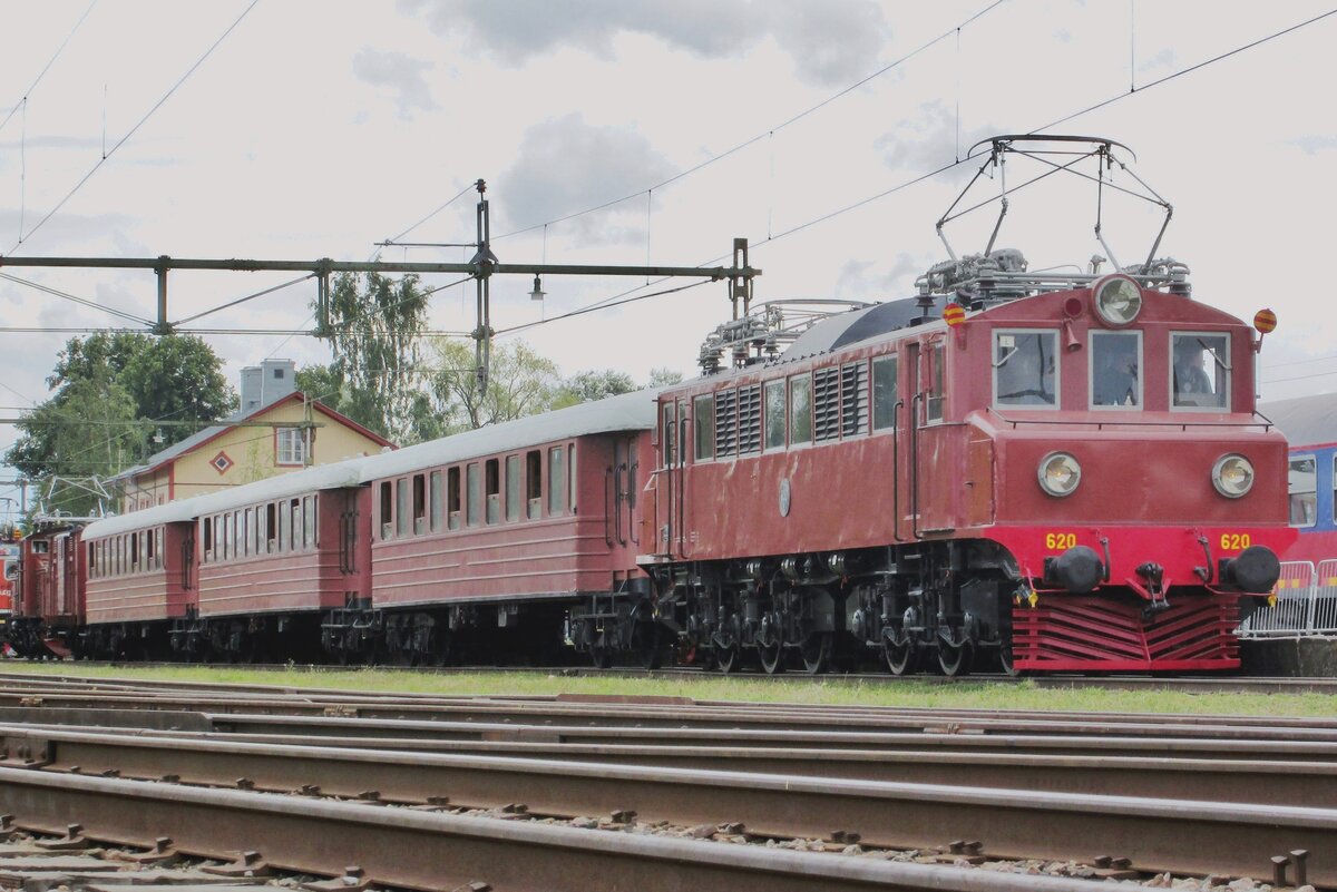 Am 12 September 2015 wartet Mg 620 mit ein Museumszug auf das Abfahrtsignal ins Eisenbahnmuseum Gävle.